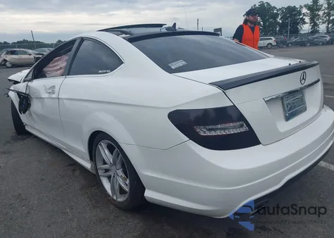 2014 Mercedes-Benz C 250 z USA, uszkodzony, nr VIN WDDGJ4HB1EG163012